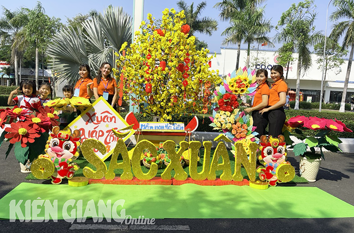 Gần 1.000 lượt người xem hội thi trang trí cây hoa ngày tết Giáp Thìn